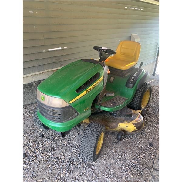 John Deere 100 Series Riding Mower