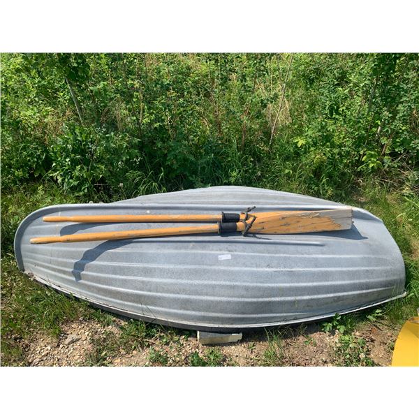 Row Boat w/ 2 x Quessy Oars