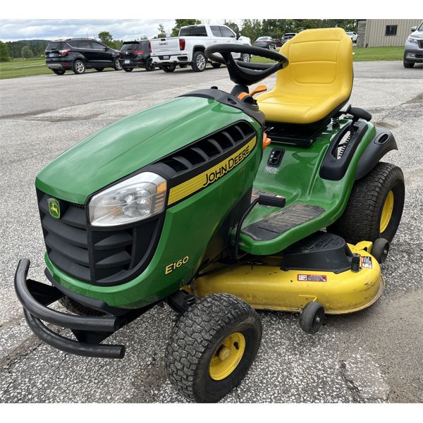 JOHN DEERE E160 LAWN TRACTOR - 48 INCH CUT - 60 HRS - HYDRO STATIC