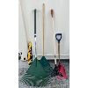 Image 1 : LOT OF 5 - GARDEN TOOLS - 3 RAKES, SHOVEL, NEW HAND SAW