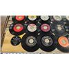 Image 2 : 1950s - 45 rpm vinyl records