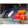 Image 1 : 3 lifejackets ( 2 adult, 1 child), large net and boat protector