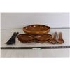 Image 1 : (7) Piece Wooden Salad Set, Plastic Tongs