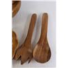 Image 5 : (7) Piece Wooden Salad Set, Plastic Tongs