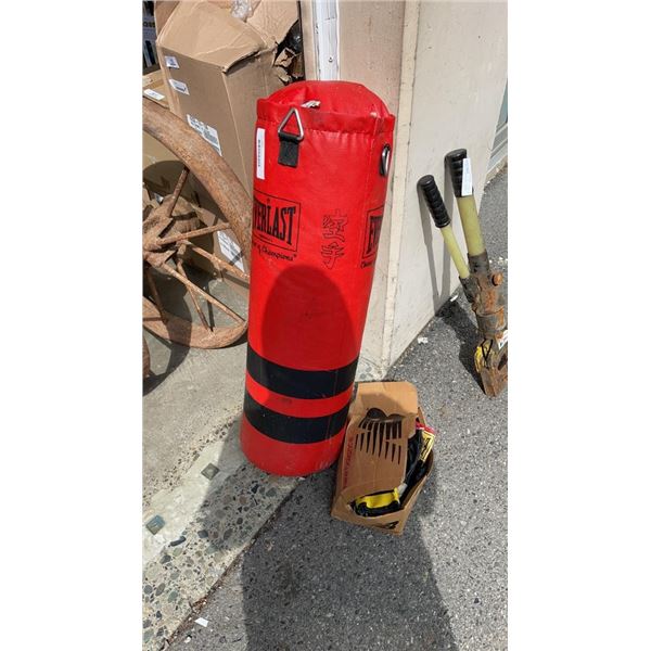 PUNCHING BAG AND SPARRING GEAR