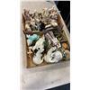 Image 1 : 2 TRAYS OF PORCELAIN TRAYS AND COLLECTIBLES