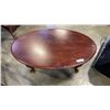 Image 2 : KROEHLER OVAL COFFEE TABLE AND 1 DRAWER ENDTABLE