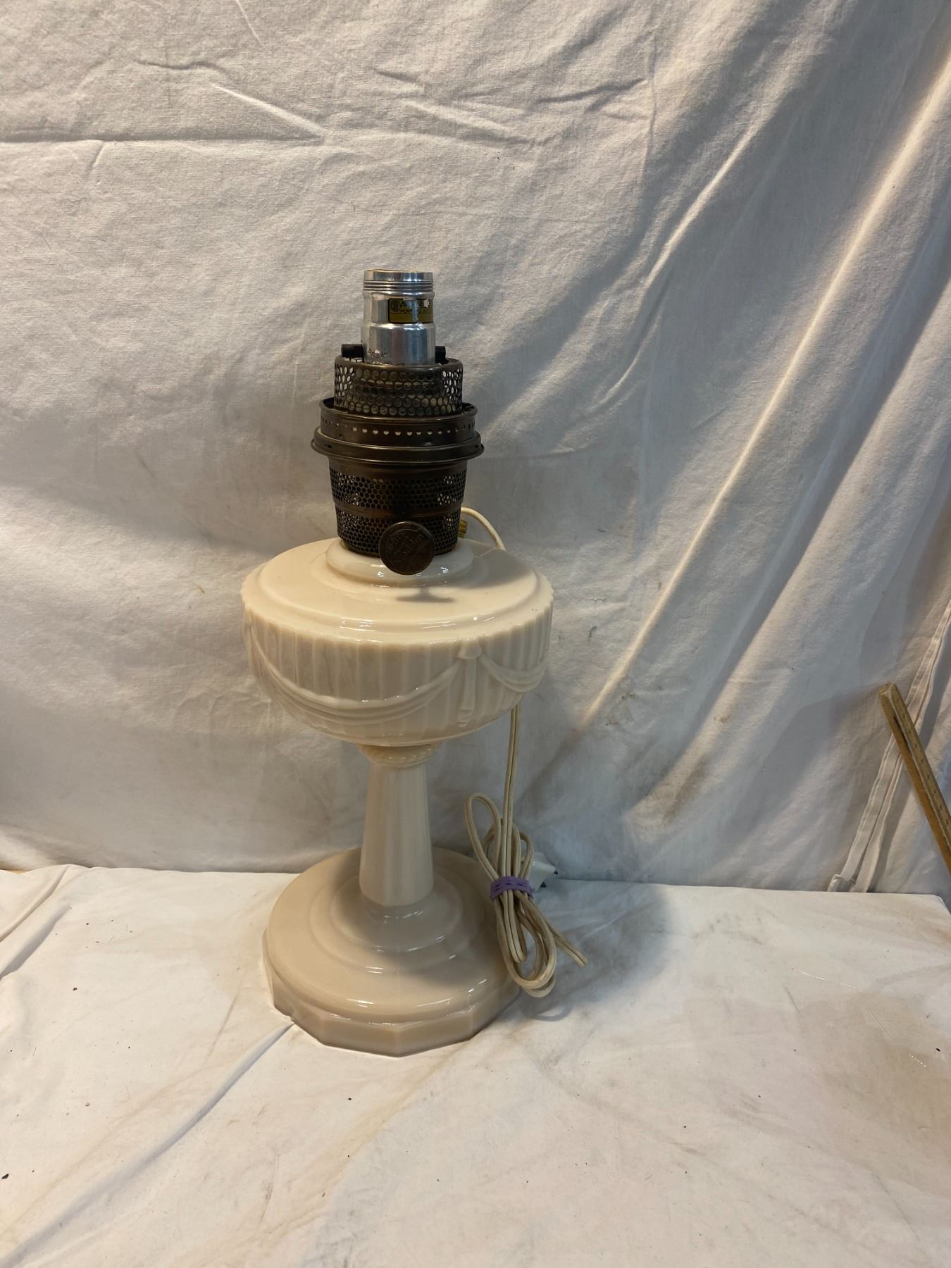 Vintage Aladdin uranium glass lamp