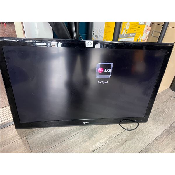 Lot of 1 LG 42-Inch LED LCD TV - Powers On/Works - (No Remote) - Model: 42LE5300-UC
