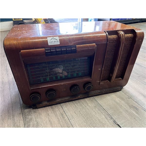 Lot of 1 Vintage RCA Victor Globetrotter Radio