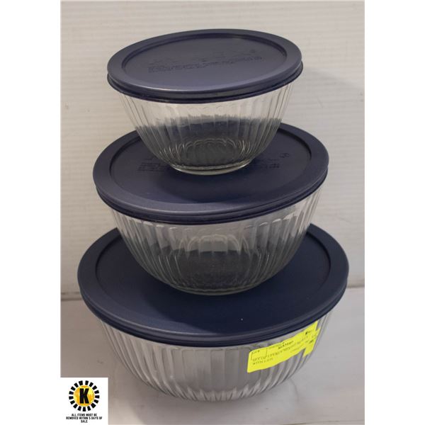 SET OF 3 PYREX MIXING BOWLS WITH LIDS