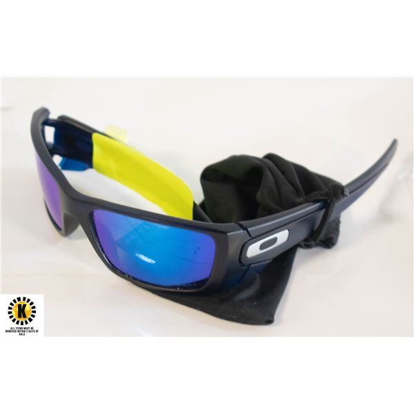 PAIR OF POLARIZED OAKLEY SUNGLASSES IN SOFT CASE