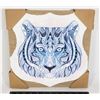 Image 1 : WINTER TIGER ON BURLAP ART PIECE