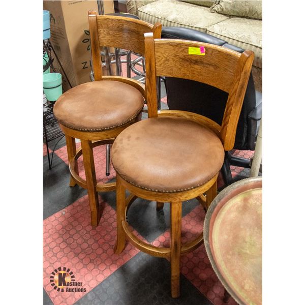 2 BAR STOOLS