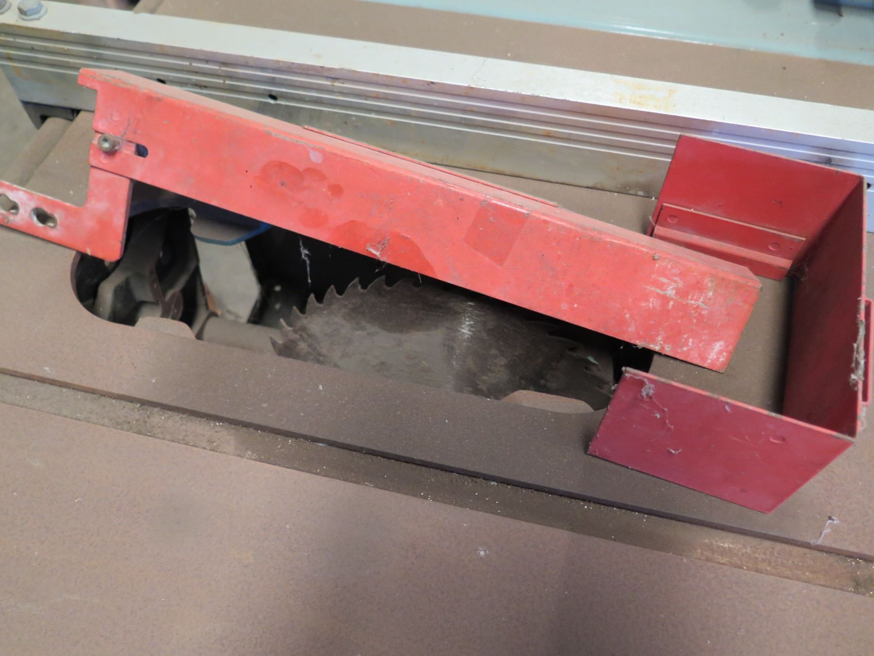 (R) Delta Table Saw