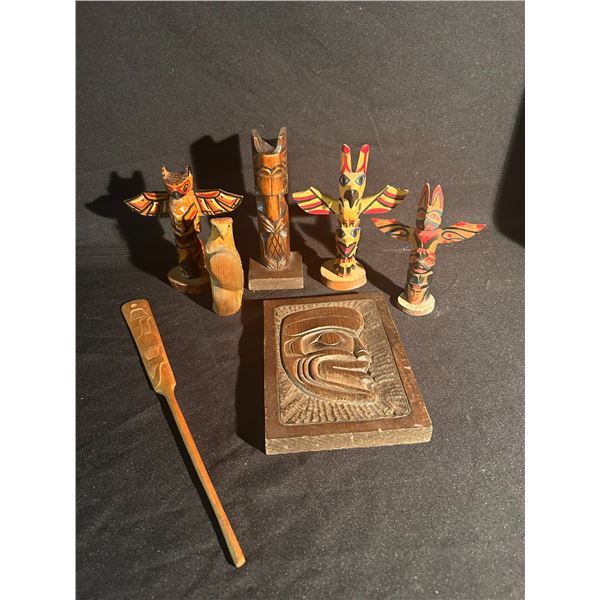 LOT OF OLDER SMALL CARVINGS / TOTEM POLES