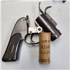 Image 1 : Flare Gun WW2 1943 US Property c/w M8 Flare Cartridge Casing - RARE