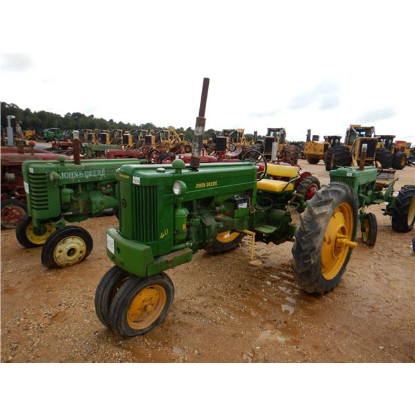 JOHN DEERE 40 Farm Tractor