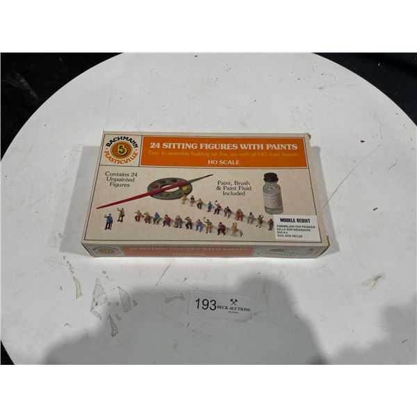 24 Sitting Figurines With Paints