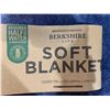 Image 2 : Berkshire ultra plush queen blue blanket