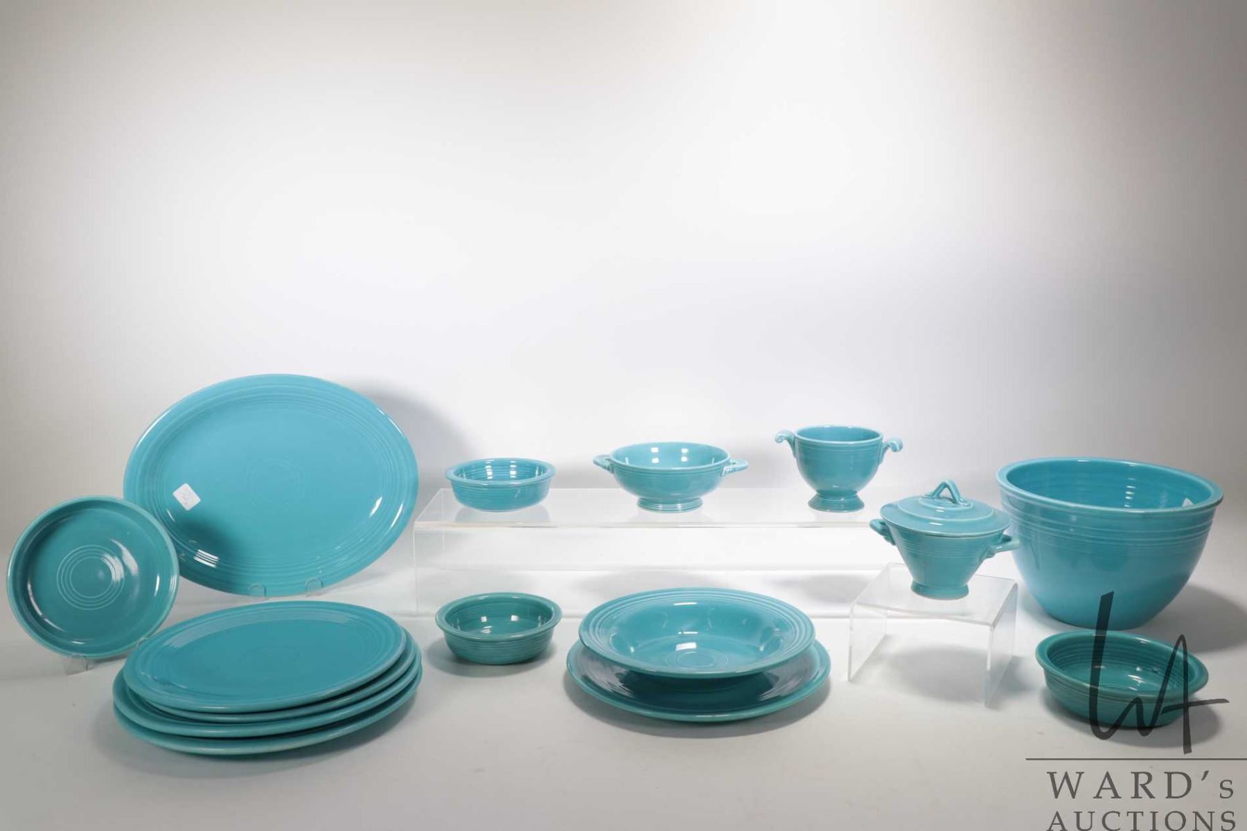 Selection of vintage turquoise Fiestaware including two 10