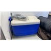 Image 8 : IGLOO COOLER WITH HEATER, SLEEPING BAG AND 2 BLANKETS