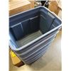 Image 2 : 12 RUBBERMAID STORAGE TOTES