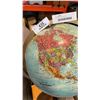 Image 2 : GLOBE ON WOOD STAND