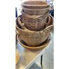 Image 2 : LOT OF WICKER BASKETS, ETC AND PLANTER