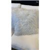 Image 2 : 3 FAUX FUR THROW PILLOWS