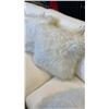 Image 3 : 3 FAUX FUR THROW PILLOWS