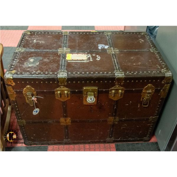 LARGE STEAMER TRUNK WITH KEYS BROWN