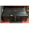 Image 1 : STEAMER TRUNK WITH KEYS BLACK