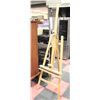 Image 1 : LARGE LIGHT COLORED WOODEN ART EASEL