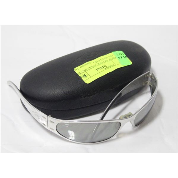 PAIR OF GATORZ SUNGLASSES IN CASE- SOLID GREY