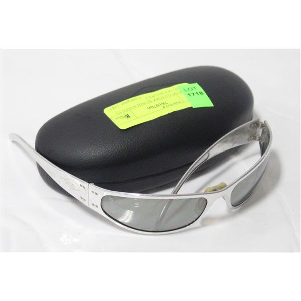 PAIR OF GATORZ SUNGLASSES IN CASE- SOLID GREY