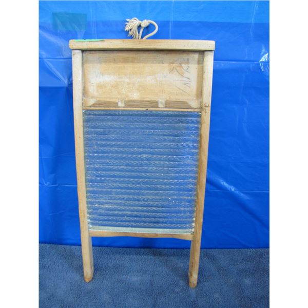 Glass washboard manufacturers name very faint