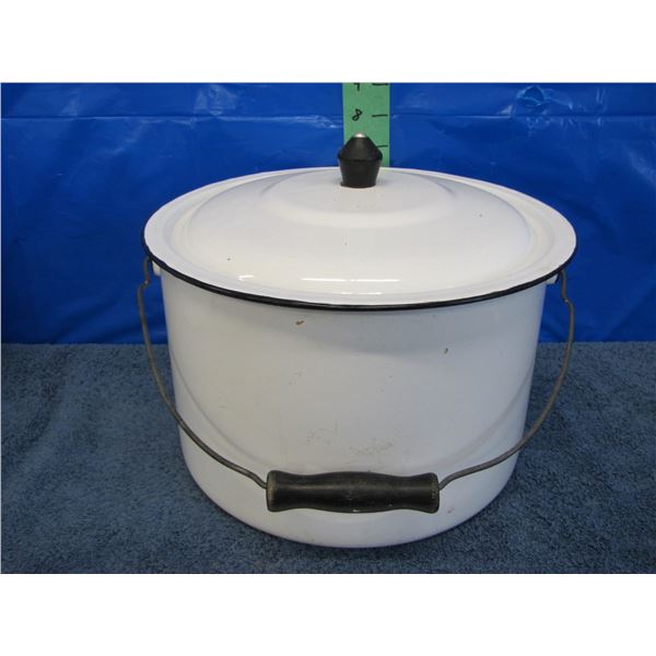 Enamel chamber pot with lid