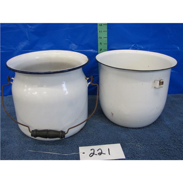 Set of two chamber pots no lids