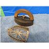 Image 1 : sad iron and trivet