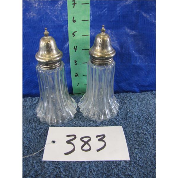 Salt and pepper shaker set