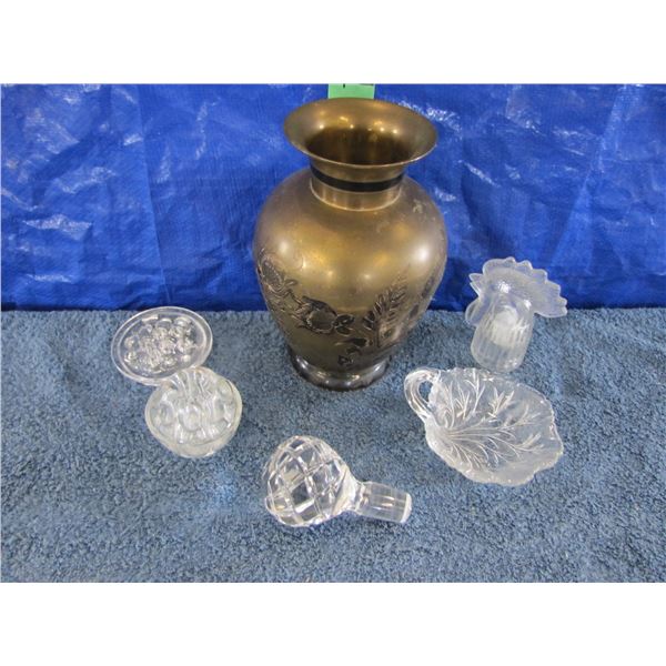 Lot with brass vase,  glass frogs for flowere arranging, etc