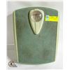 Image 1 : ANTIQUE BATHROOM SCALE