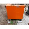 Image 2 : ORANGE METAL ROLLING WORK STATION W/VICE