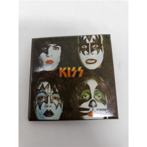 Vintage Kiss Button