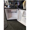 Image 3 : Small Mini Bar Fridge