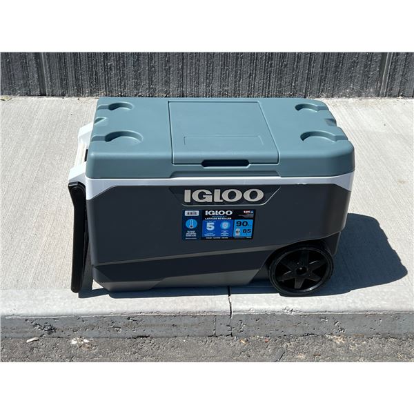 Larger Igloo Cooler with Pull Handle & Wheels - nice overall, see photos for info/details