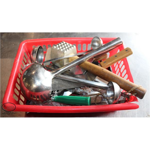 LARGE LOT OF ASSORTED KITCHEN UTENSILS