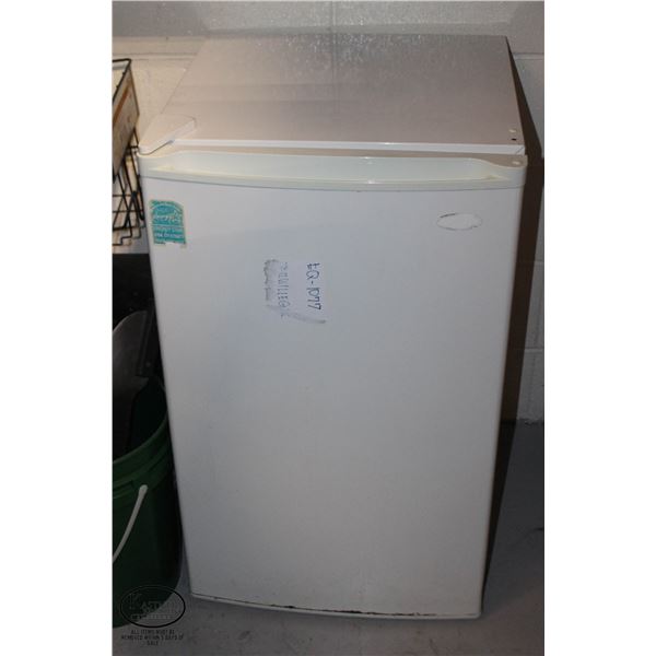 WHITE SALTON MINI FRIDGE