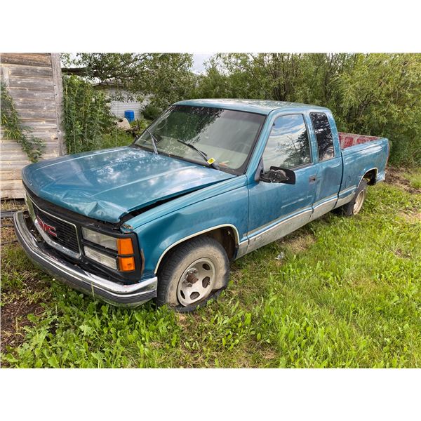 1998 GMC, Ext cab 2x4, V8, Auto, 282,441 Km, 5th Wheel Rails, Runs, Body Damage, Status Rebuilt, #1G
